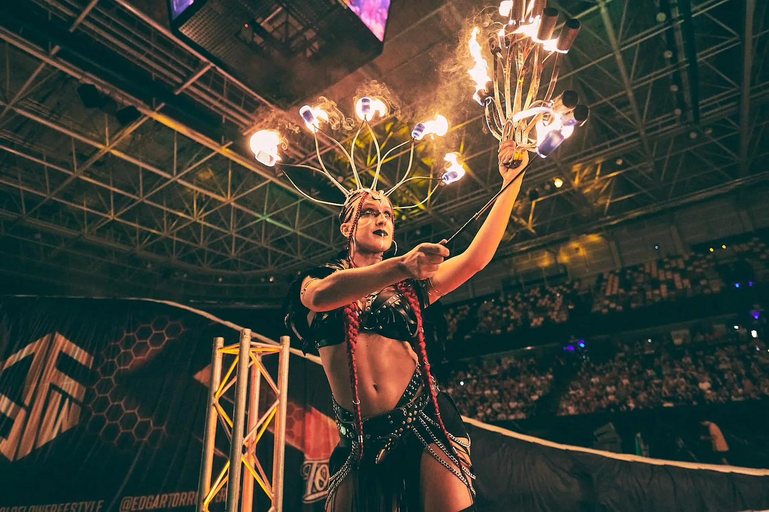 Sereia surrounded by fire in a large event